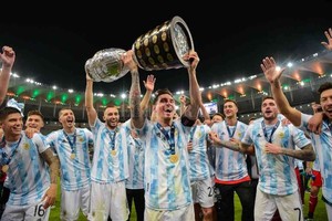 ELLITORAL_427464 |  Gentileza. La foto que esperaba todo un país y también millones de fans de Messi en todo el mundo:  Lio  con su primer trofeo de campeón con la Selección Argentina mayor, la Copa América 2021.