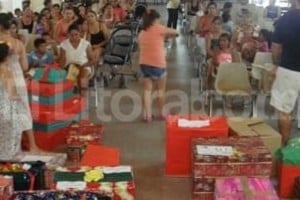 ELLITORAL_109095 |  Gentileza Nochebuena para Todos Santa Fe Crecimiento. En la primera edición, en 2010, se entregaron 50 cajas. El año pasado llegaron a 250 familias de los barrios Los Hornos y Las Lomas; del Proyecto Uno por uno, Uno más Uno de Alto Verde.