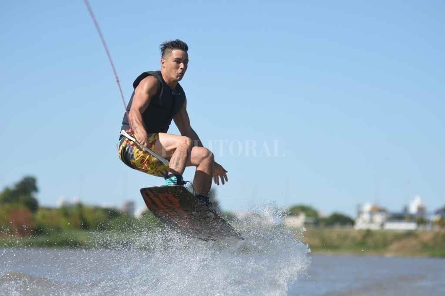 ELLITORAL_425405 |  Manuel Fabatía En plena acción. Uno de los integrantes de la escuelita que se animó a mostrar la actividad en un día de pleno sol en la ciudad.