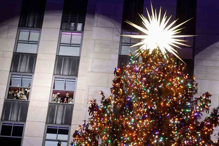 ELLITORAL_421985 |  Reuters Así se iluminaba el árbol de Navidad de Rockefeller Center, en Nueva York.