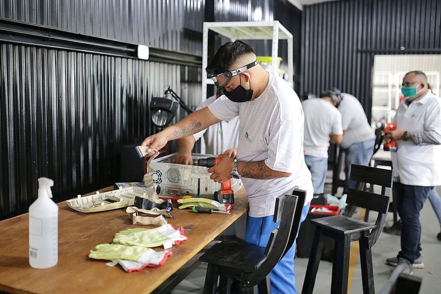 ELLITORAL_367653 |  Gentileza Municipalidad de Santa Fe Se estima que una persona genera 7,3 kilos de residuos electrónicos al año.