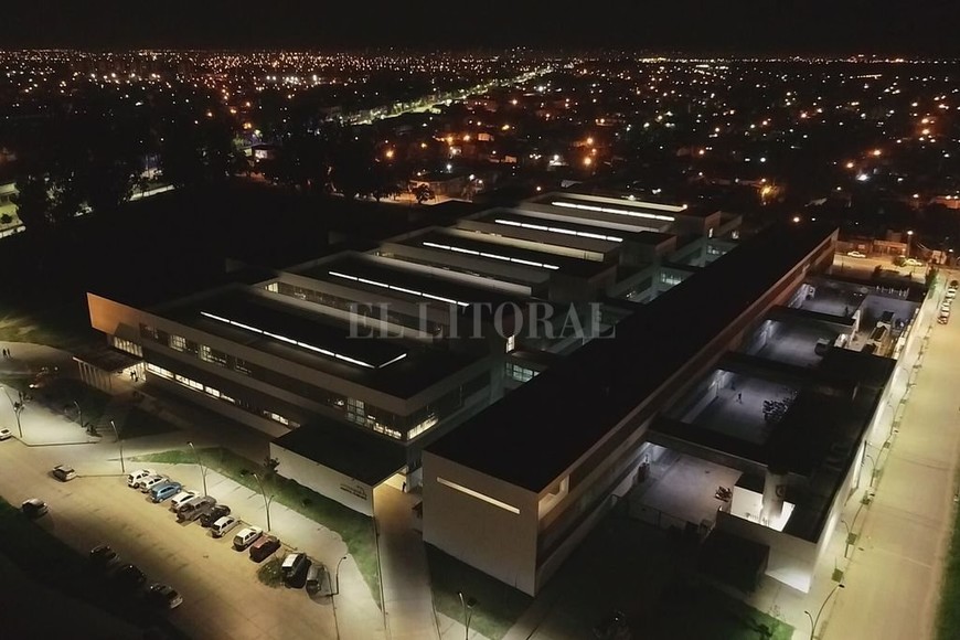 ELLITORAL_433927 |  Fernando Nicola No duerme. El nuevo hospital Iurraspe no descansa. Allí los sanitaristas atienden las 24 horas las demandas de toda la población del norte de la ciudad y las localidades cercanas.