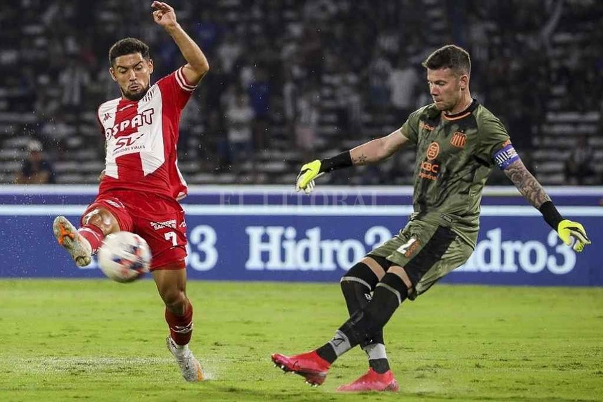 ELLITORAL_438297 |  Franco Perego Mauro Luna Diale intenta interceptar una salida con los pies del arquero Herrera. El media punta tatengue, gran figura ante River, no pudo repetir en Córdoba. Fue uno de los que bajó notoriamente su nivel, pero fue porque había puesto la vara muy alta en el debut.