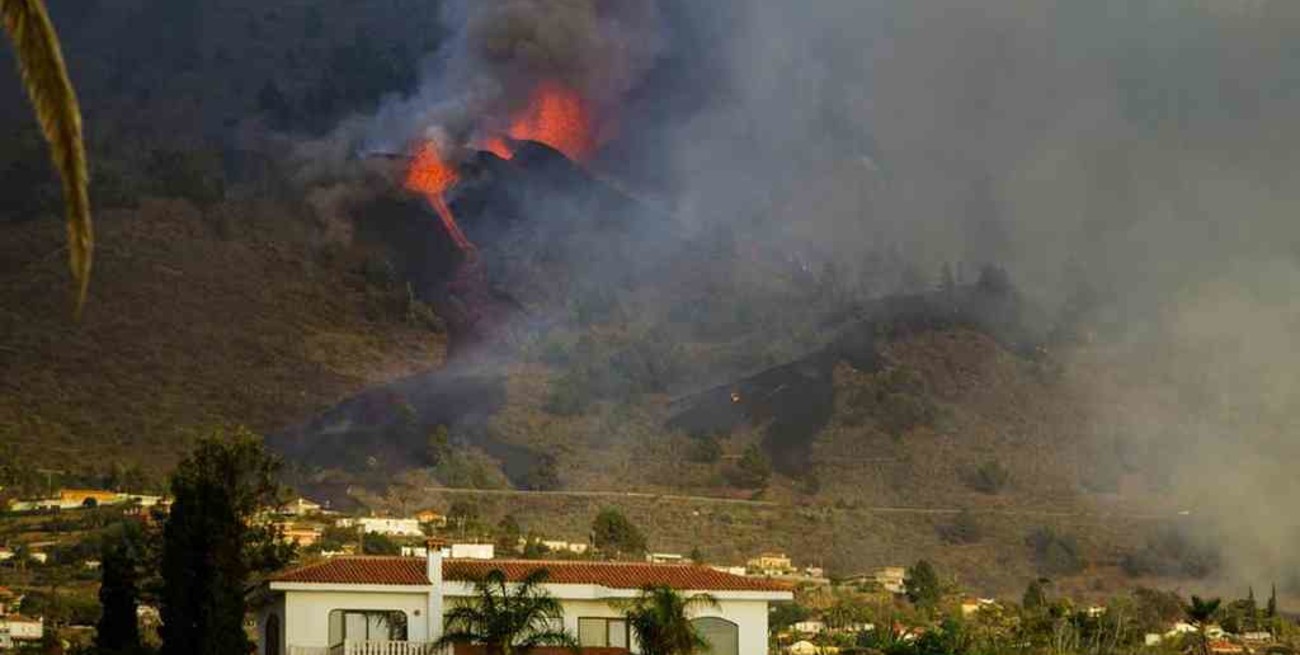 El volcán Cumbre Vieja en Islas Canarias sigue expulsando lava y cenizas