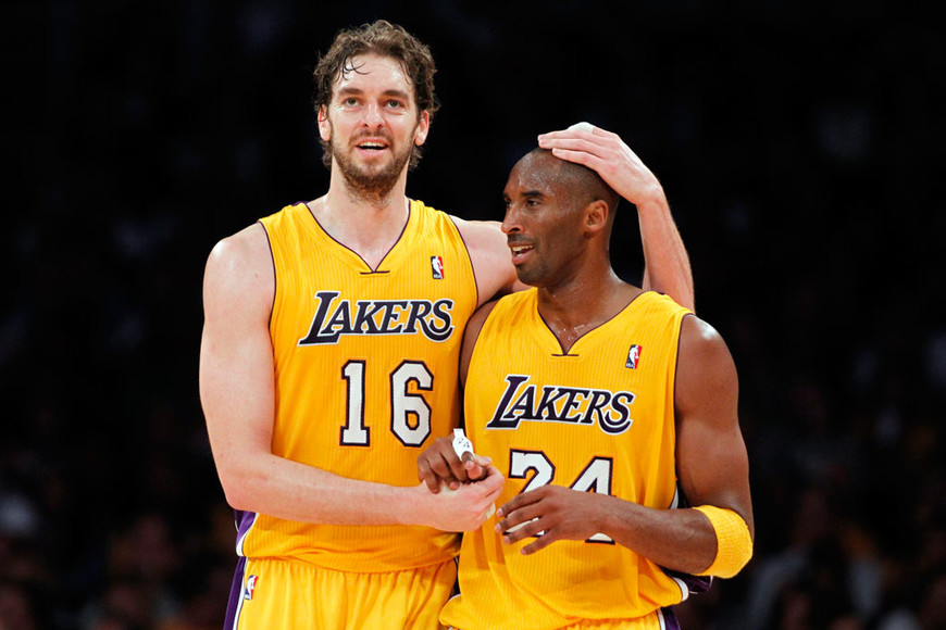 ELLITORAL_408686 |  Gentileza Pau Gasol junto a Kobe Bryant con la camiseta de Los Lakers