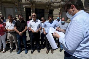 Mauricio Garín Autoridades de las municipalidades y comunas administradas por opositores al gobierno provincial en un trámite formal pleno de  presencialidad . Exigen ser recibidos por el gobernador Omar Perotti.