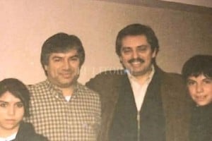 ELLITORAL_437927 |   Alberto Fernández dijo que no lo conocía a Lázaro Báez o que de  casualidad  había estado con él una vez. Minutos después esta foto salía a la luz pública. En ella están Alberto Fernández con Lázaro Báez y sus niños. Una conmovedora postal de familia.