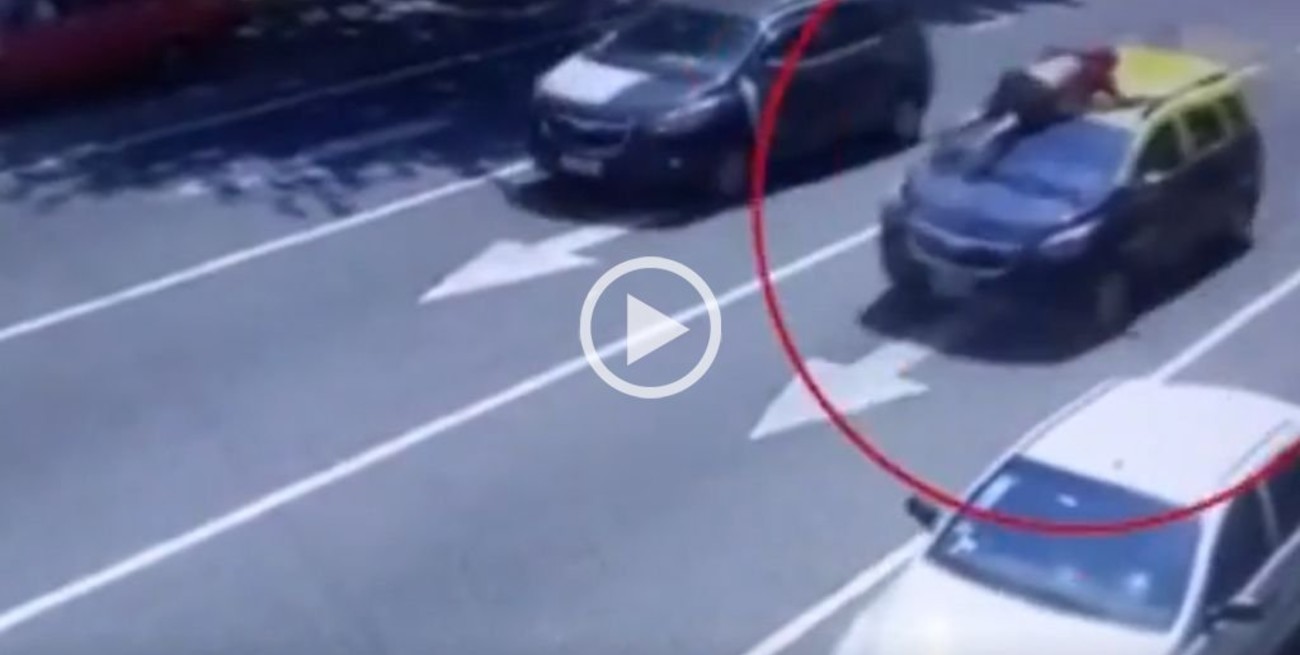 Video: le robó a un taxista, lo mató tras arrastrarlo en el capó y chocar contra otro auto