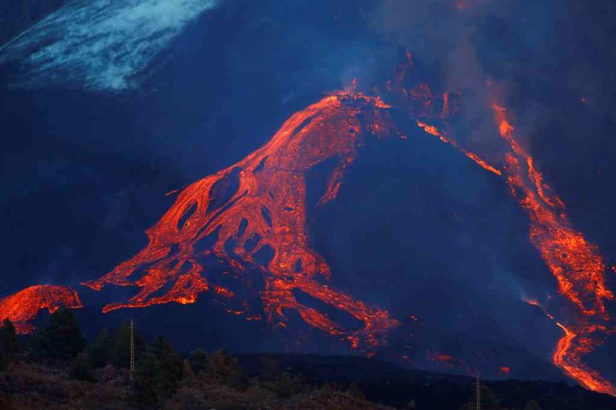 ELLITORAL_413604 |  Twitter El volcán que continúa en erupción en La Palma. Más de 7000 han sido evacuados de sus hogares.