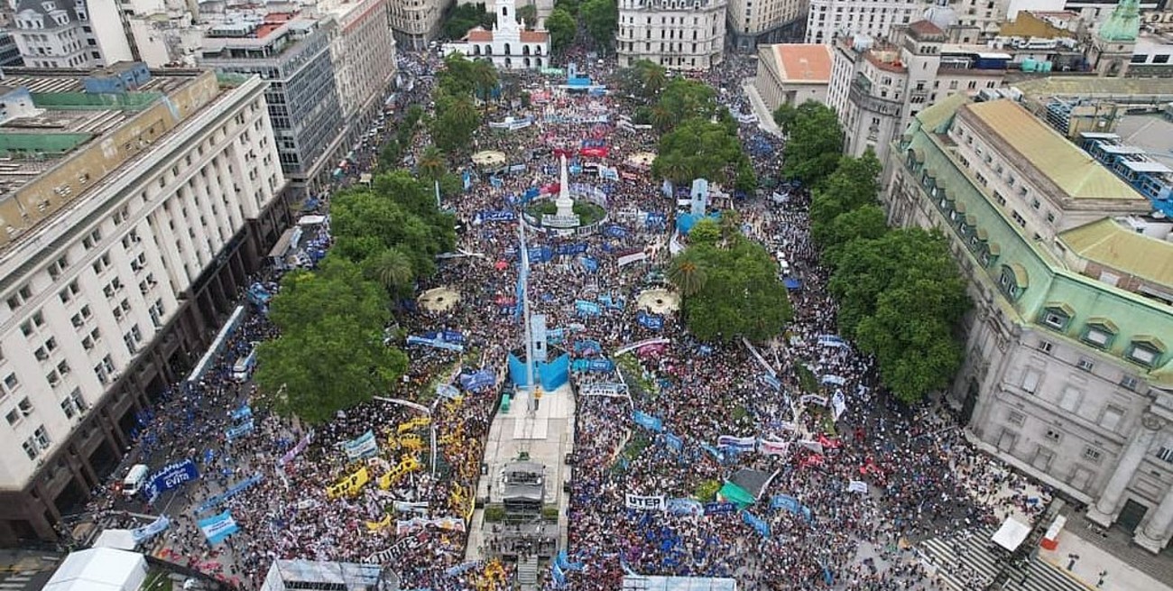 El Litoral en los festejos por el Día de la Democracia en Plaza de Mayo