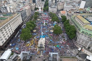 El Litoral en los festejos por el Día de la Democracia en Plaza de Mayo
