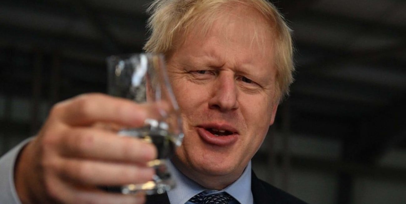 Acusan a Boris Johnson de participar en una fiesta de 100 personas en pleno confinamiento estricto