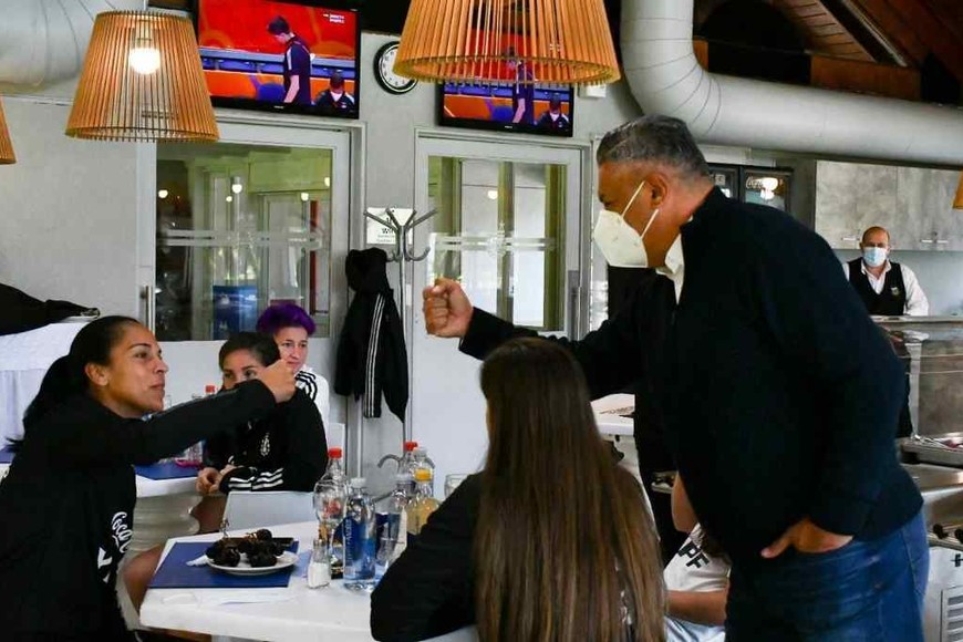 ELLITORAL_404255 |  Gentileza @Argentina Saludo entre Correa y Claudio Tapia. El  Chiqui  visitó a las jugadoras en el predio que AFA tiene en Ezeiza