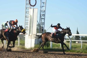 ELLITORAL_425880 |  Manuel Fabatía Lucas Juárez festeja desde la cruz de Predatore que se lleva el clásico Clausura