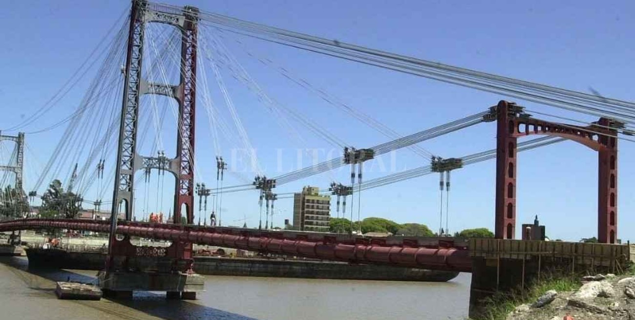 Hace 20 años se pintaba de rojo el Puente Colgante de la ciudad de Santa Fe