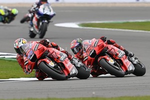 ELLITORAL_416112 |  Reuters El australiano Jack Miller y el italiano Francesco Bagnaia, del equipo oficial Ducati. Este domingo saldrán adelante (Bagnaia 1° y Miller2°) en el GP de Portugal.