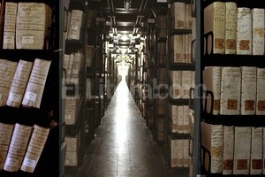 Giovanni Ciarlo / AP / Archivos Vaticano Corredor interior. Es uno de los tantos que integran el Archivo Secreto. A sus lados, el repositorio documental muestra sus estanterías cargadas con grandes tomos que atesoran variada información.