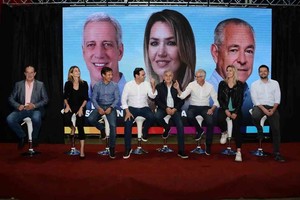 Gentileza Los gobernadores Morales y Valdez, junto a Losada, Scarpin y candidatos locales.