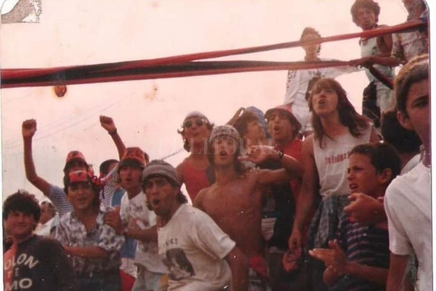 ELLITORAL_306202 |  Gentileza ?Cachorro? Costa ¡En Estación Quequén! Eran los lugares donde jugaba Colón en esos años duros de la  B : primero Cipolletti de Río Negro, después Estación Quequén. Se viajaba como podían y en lo que había: micros, auitos, tren.  Había un juramento de Los Chetos: estar siempre en cada cancha donde jugara Colón y llevar la bandera , recuerda  Cachorro  Costa en este tributo de El Litoral.