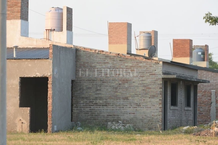 ELLITORAL_432724 |  Manuel Fabatia El barrio, que tiene cuatro manzanas de este a oeste y cuatro de norte a sur, se encuentra en pleno crecimiento. En estos momentos se están construyendo otras cincuenta viviendas.