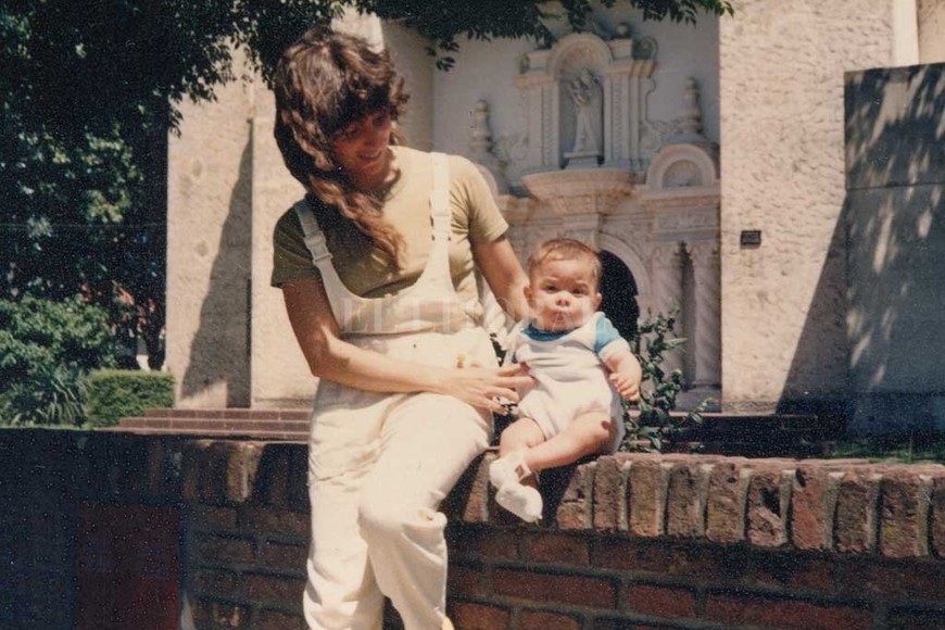 ELLITORAL_420430 |  Gentileza Daniela Fernández En el barrio, madre e hija frente a la parroquia Del Huerto de avenida 7 Jefes y Pedro Zenteno.