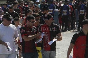 ELLITORAL_438279 |  Mauricio Garín Los simpatizantes rojinegros con la copia de la compra de la entrada ya lograron sortear el cacheo y se dirigen al estadio.