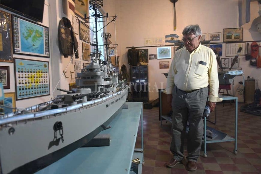ELLITORAL_422952 |  Flavio Raina Crucero. El viajero mira con añoranza la réplica del crucero ARA Gral. Belgrano, en el museo del Centro de Ex Combatientes de Malvinas de Santa Fe. Él estaba a bordo cuando lo hundieron.