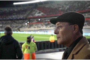ELLITORAL_404144 |  Gentileza RHF Producción La noche del Diez. Sergio Torres, la voz de Santa Fe, en el Monumental de Núñez para Argentina-Bolivia, donde cantó el Himno Nacional Argentino.  Todavía no lo puedo creer, es un regalo de Dios...es Él quien hace todas las cosas en mi vida , cuenta el  Negro .