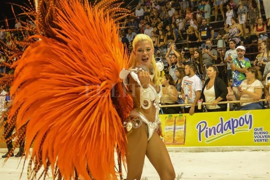 ELLITORAL_429749 |  Gentileza CP Es una responsabilidad muy linda ser la cara visible de tanta gente que están en el taller trabajando todo el año diseñando y confeccionando trajes, hasta haciendo carrozas en el galpón , concluye Pugin.