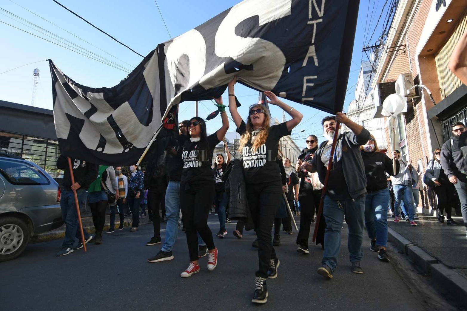 Centenares de santafesinos se movilizaron por el Día de la Memoria, Verdad y Justicia, en una marcha que comenzó en la Plaza del Soldado y se dirigió hasta la plaza 25 de Mayo.
