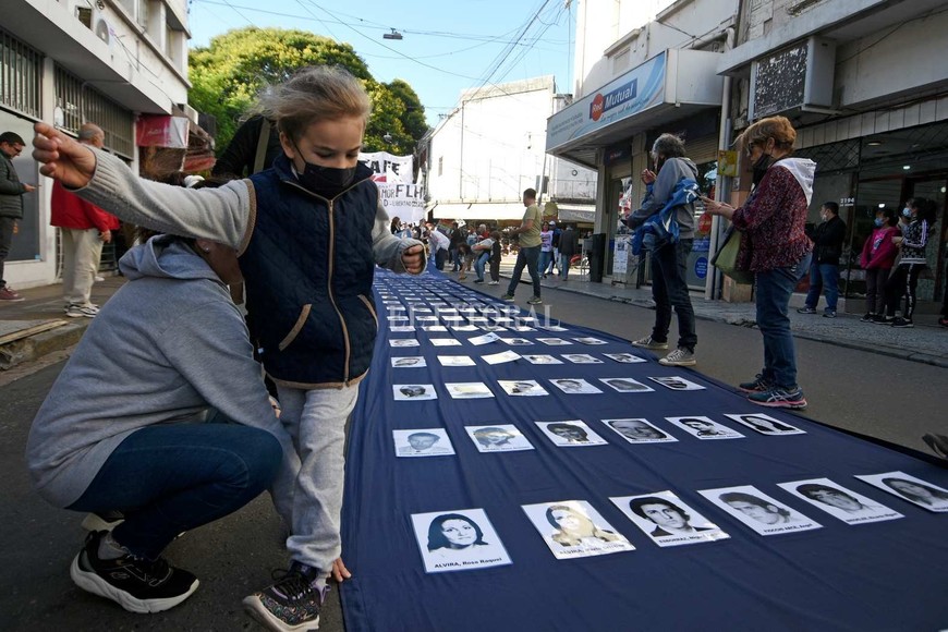 ELLITORAL_GALL_94247 |  Pablo Aguirre Centenares de santafesinos se movilizaron por el Día de la Memoria, Verdad y Justicia, en una marcha que comenzó en la Plaza del Soldado y se dirigió hasta la plaza 25 de Mayo.
