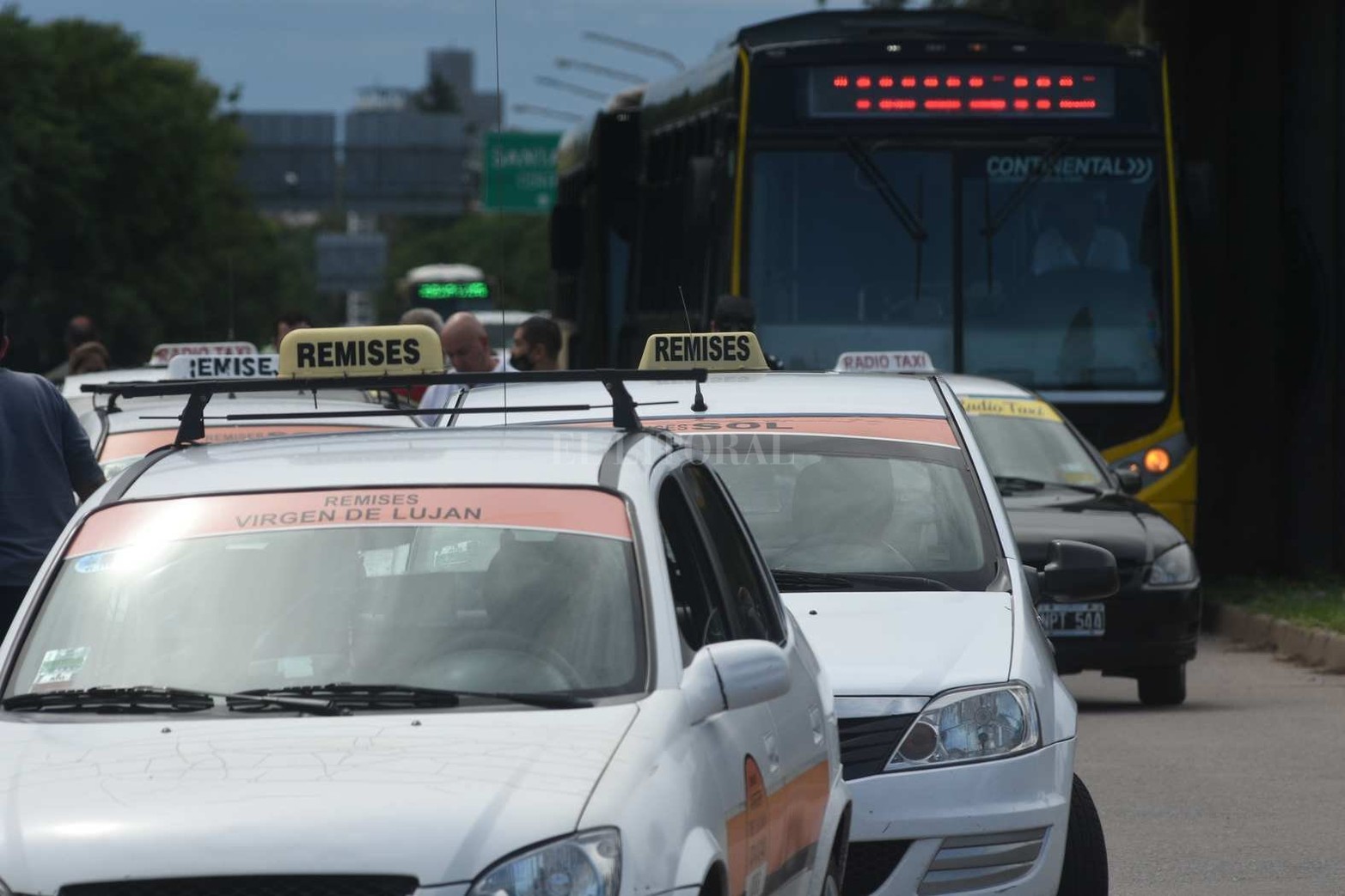 Caos y demoras. Protesta de taxistas santafesinos tras el ataque a un compañero
Los trabajadores se concentran en el rulo de Cilsa. Cortan el tránsito a Santo Tomé. Reclaman una respuesta a las autoridades.