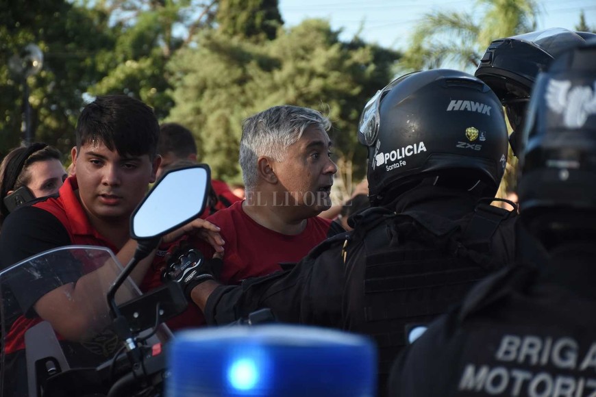 Disturbios en el clásico durante el ingreso al estadio Brigadier López