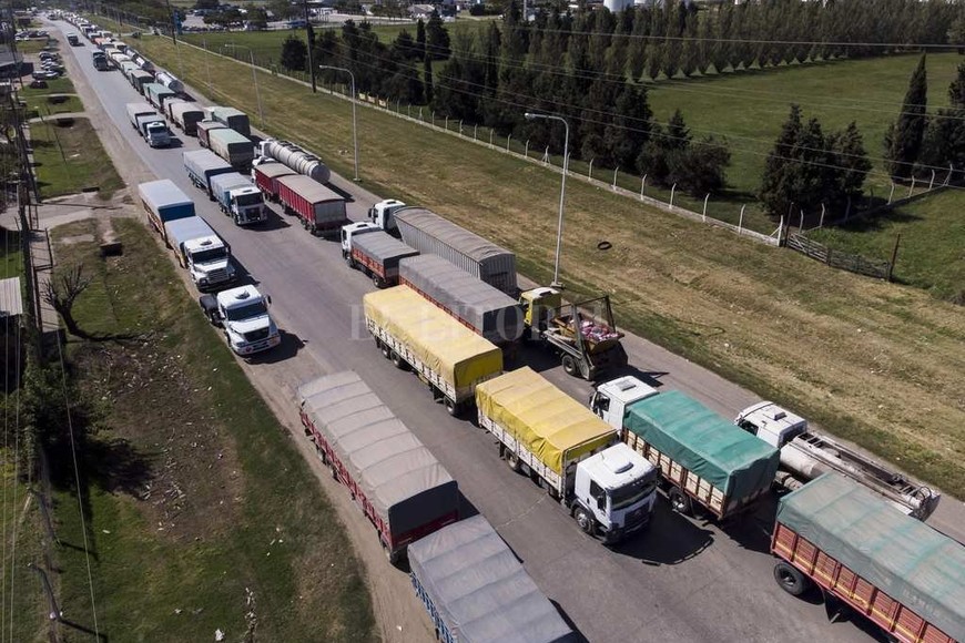 Colapso del tránsito en los accesos a los puertos santafesinos