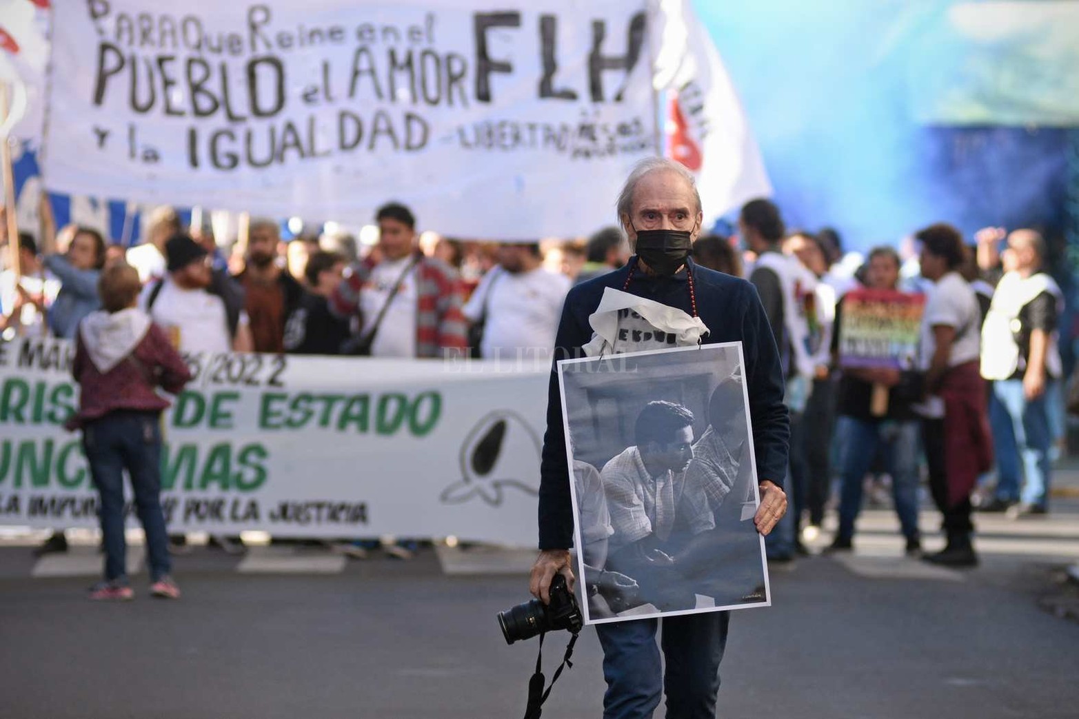 Centenares de santafesinos se movilizaron por el Día de la Memoria, Verdad y Justicia, en una marcha que comenzó en la Plaza del Soldado y se dirigió hasta la plaza 25 de Mayo.