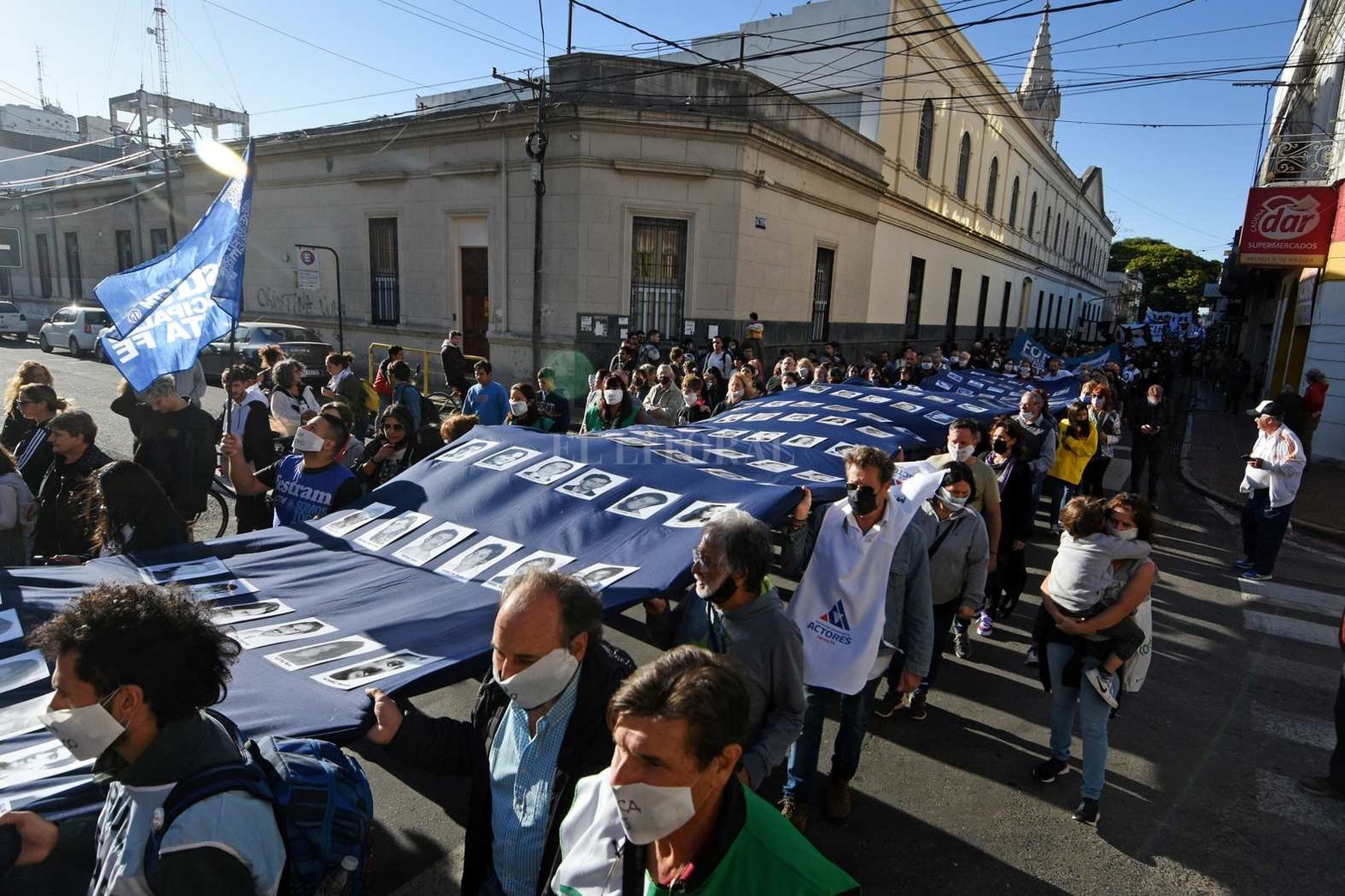 Centenares de santafesinos se movilizaron por el Día de la Memoria, Verdad y Justicia, en una marcha que comenzó en la Plaza del Soldado y se dirigió hasta la plaza 25 de Mayo.