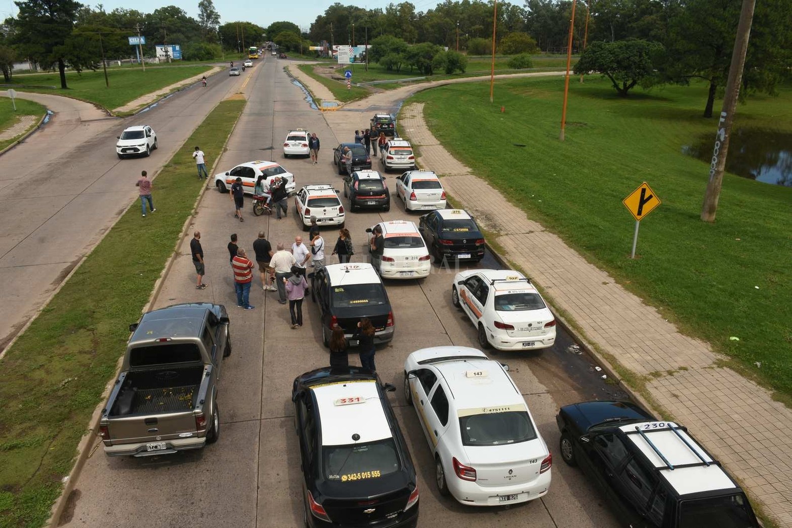 Caos y demoras. Protesta de taxistas santafesinos tras el ataque a un compañero
Los trabajadores se concentran en el rulo de Cilsa. Cortan el tránsito a Santo Tomé. Reclaman una respuesta a las autoridades.