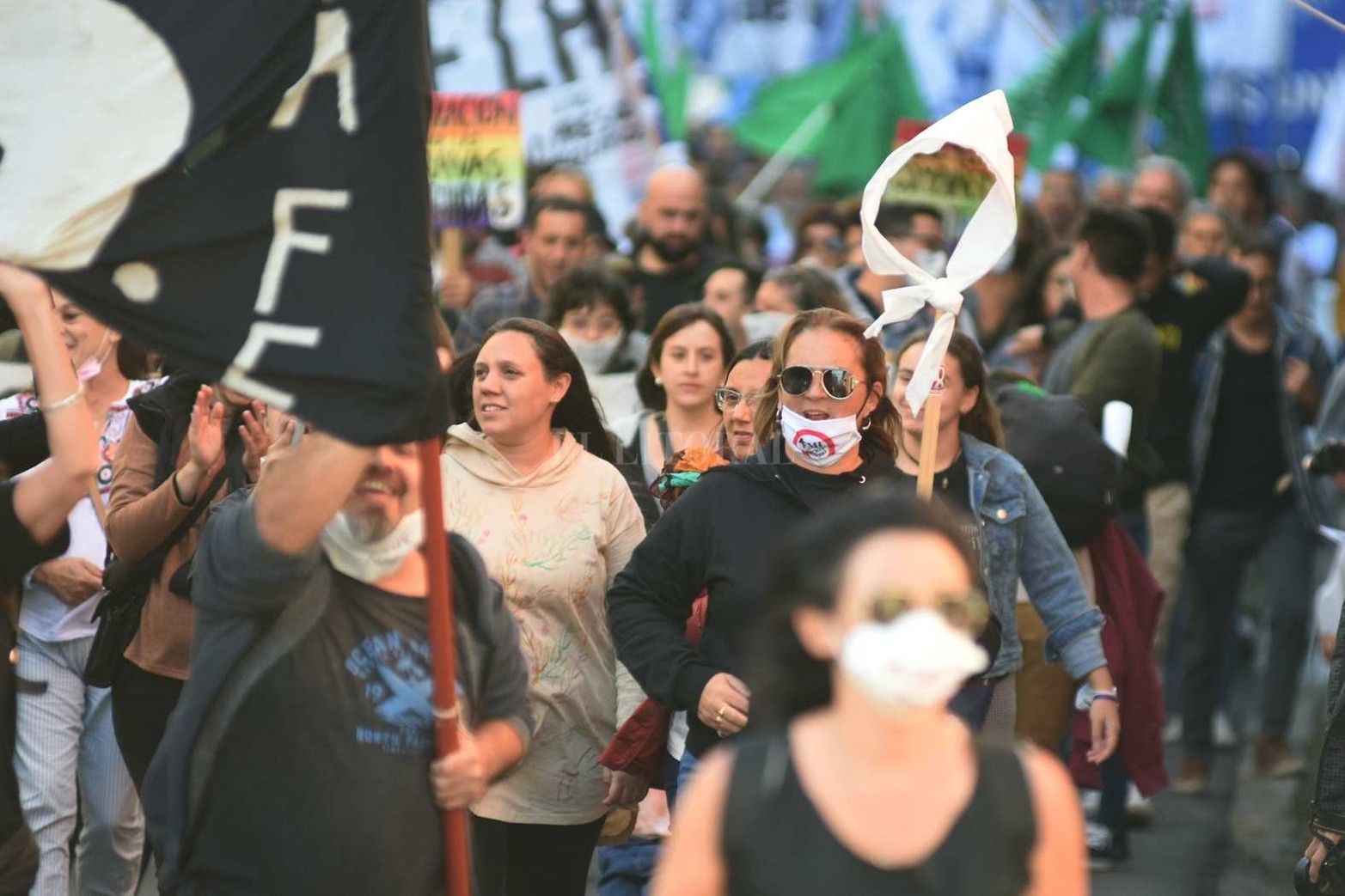 Centenares de santafesinos se movilizaron por el Día de la Memoria, Verdad y Justicia, en una marcha que comenzó en la Plaza del Soldado y se dirigió hasta la plaza 25 de Mayo.