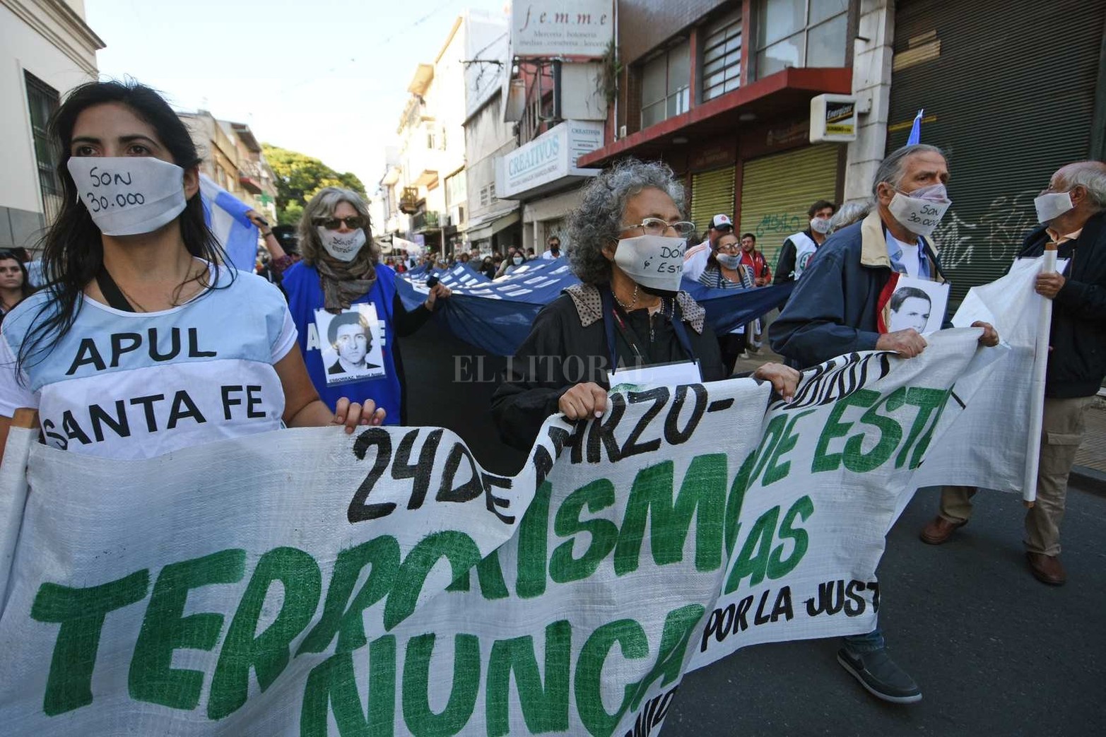 Centenares de santafesinos se movilizaron por el Día de la Memoria, Verdad y Justicia, en una marcha que comenzó en la Plaza del Soldado y se dirigió hasta la plaza 25 de Mayo.