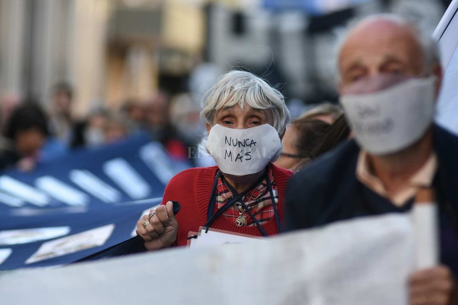Centenares de santafesinos se movilizaron por el Día de la Memoria, Verdad y Justicia, en una marcha que comenzó en la Plaza del Soldado y se dirigió hasta la plaza 25 de Mayo.