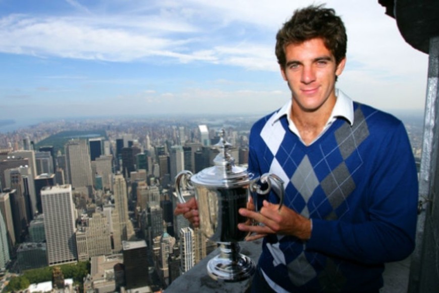 ELLITORAL_440787 |  Gentileza Del Potro alzando el trofeo tras hacer historia la superar a Federer por 3-6, 7-6(5), 4-6, 7-6(4) y 6-2.