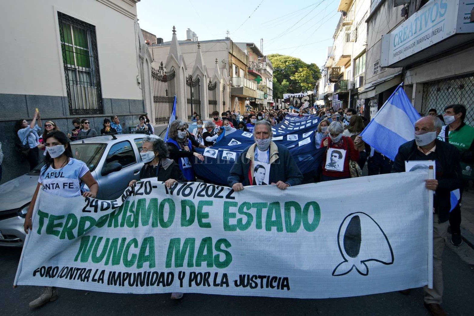Centenares de santafesinos se movilizaron por el Día de la Memoria, Verdad y Justicia, en una marcha que comenzó en la Plaza del Soldado y se dirigió hasta la plaza 25 de Mayo.