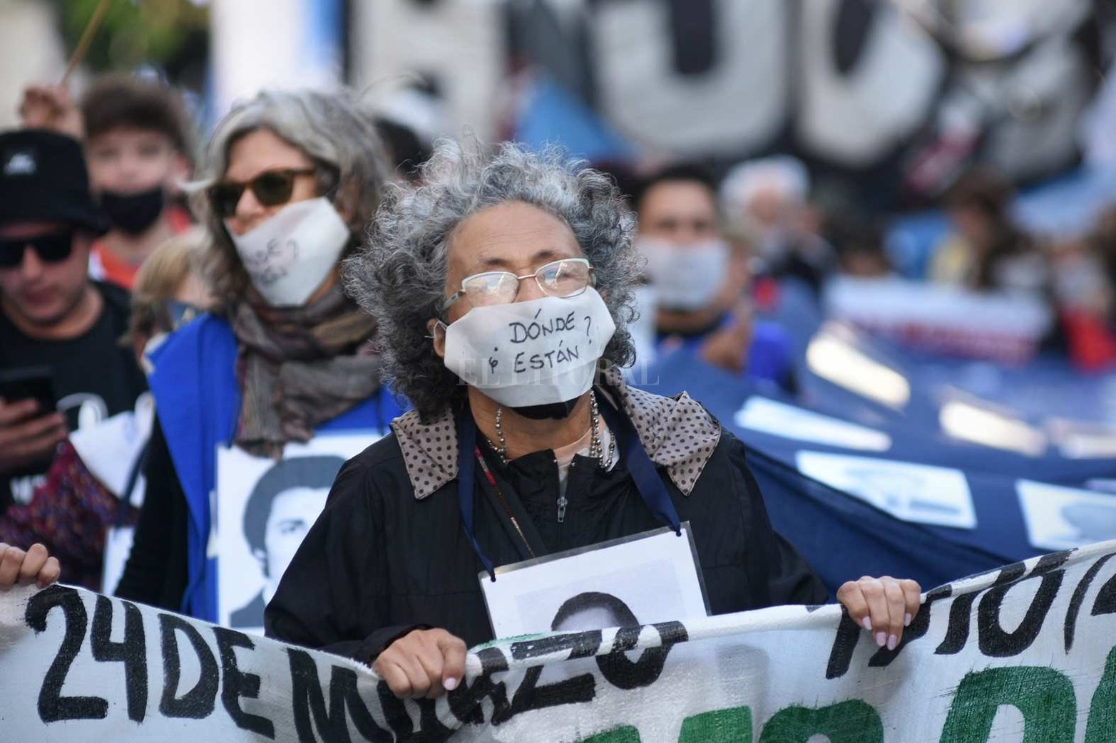 Centenares de santafesinos se movilizaron por el Día de la Memoria, Verdad y Justicia, en una marcha que comenzó en la Plaza del Soldado y se dirigió hasta la plaza 25 de Mayo.