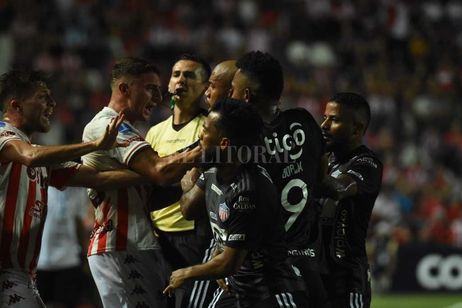 Copa sudamericana 2022 Unión-Junior de Barranquilla 
Empujones al final del primer tiempo