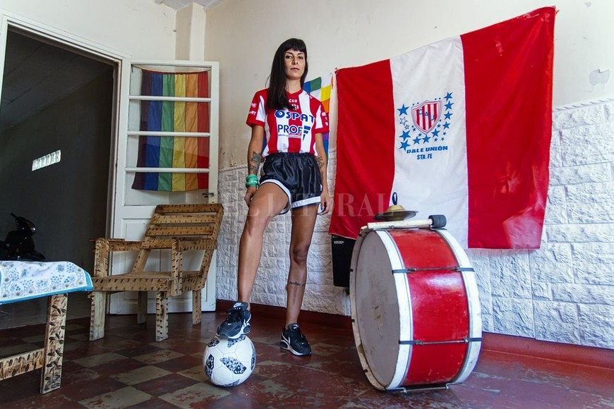 ELLITORAL_440828 |  Gentileza Rocío. Es una militante popular.  Elegí ilustrar a una piba de bombo, de barrio, de compromiso popular y lucha. El repique nos cruzó en marchas con gorra, pañuelo verde y un par de goles en el arco de la bomba; horas de charlas, contradicciones y pasión por el mundo del fútbol , resume Nicola.