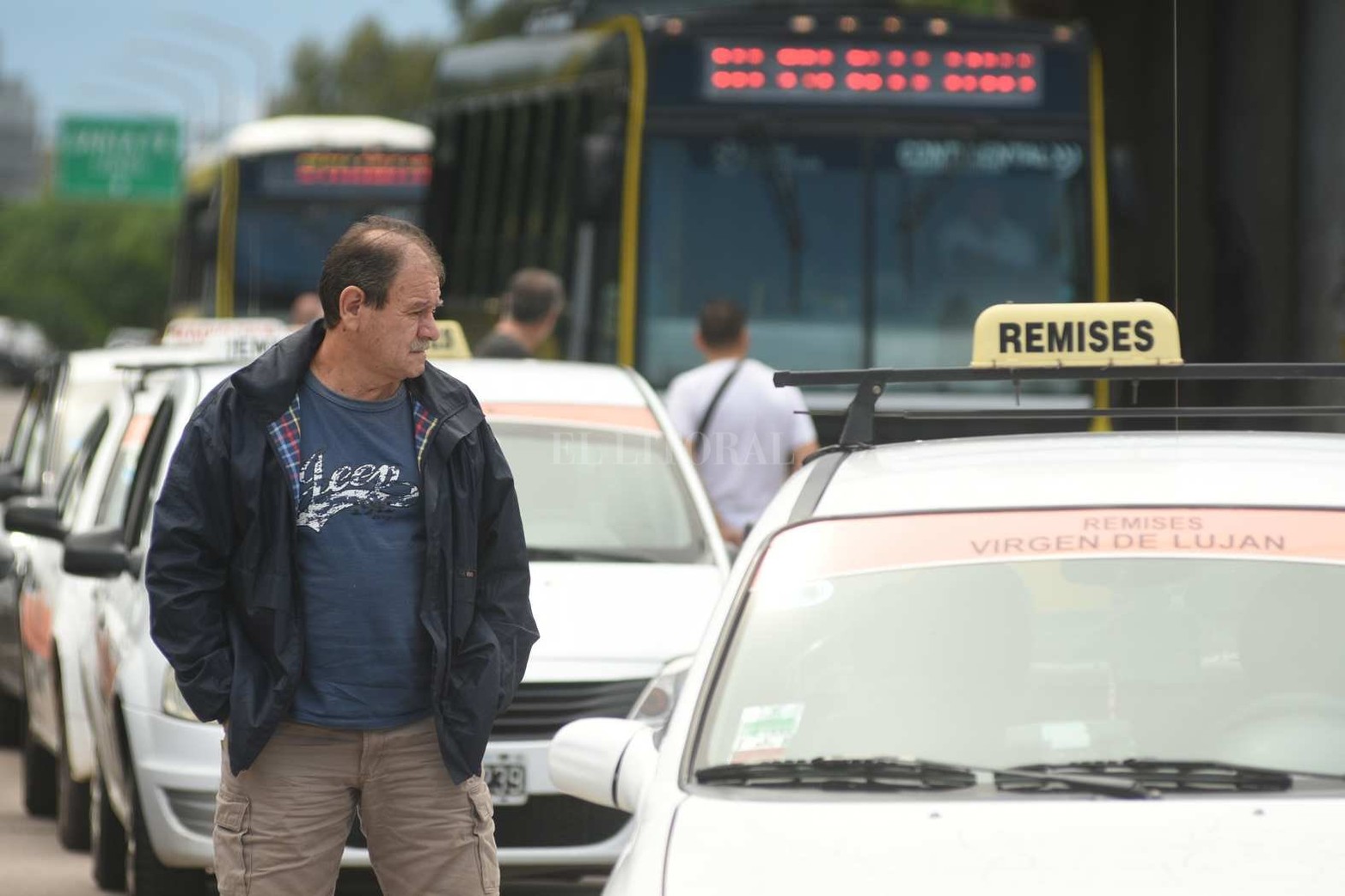 Caos y demoras. Protesta de taxistas santafesinos tras el ataque a un compañero
Los trabajadores se concentran en el rulo de Cilsa. Cortan el tránsito a Santo Tomé. Reclaman una respuesta a las autoridades.