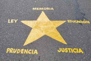 ELLITORAL_440781 |  Gentileza. Las cinco puntas de las estrellas pintadas representan la memoria, la justicia, la ley, la prudencia y la educación.