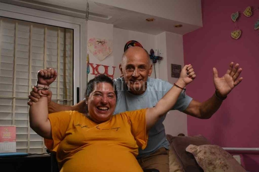 ELLITORAL_440935 |  Mauricio Garín Jésica y Pocha, su papá, recreando el festejo que se hizo viral.
