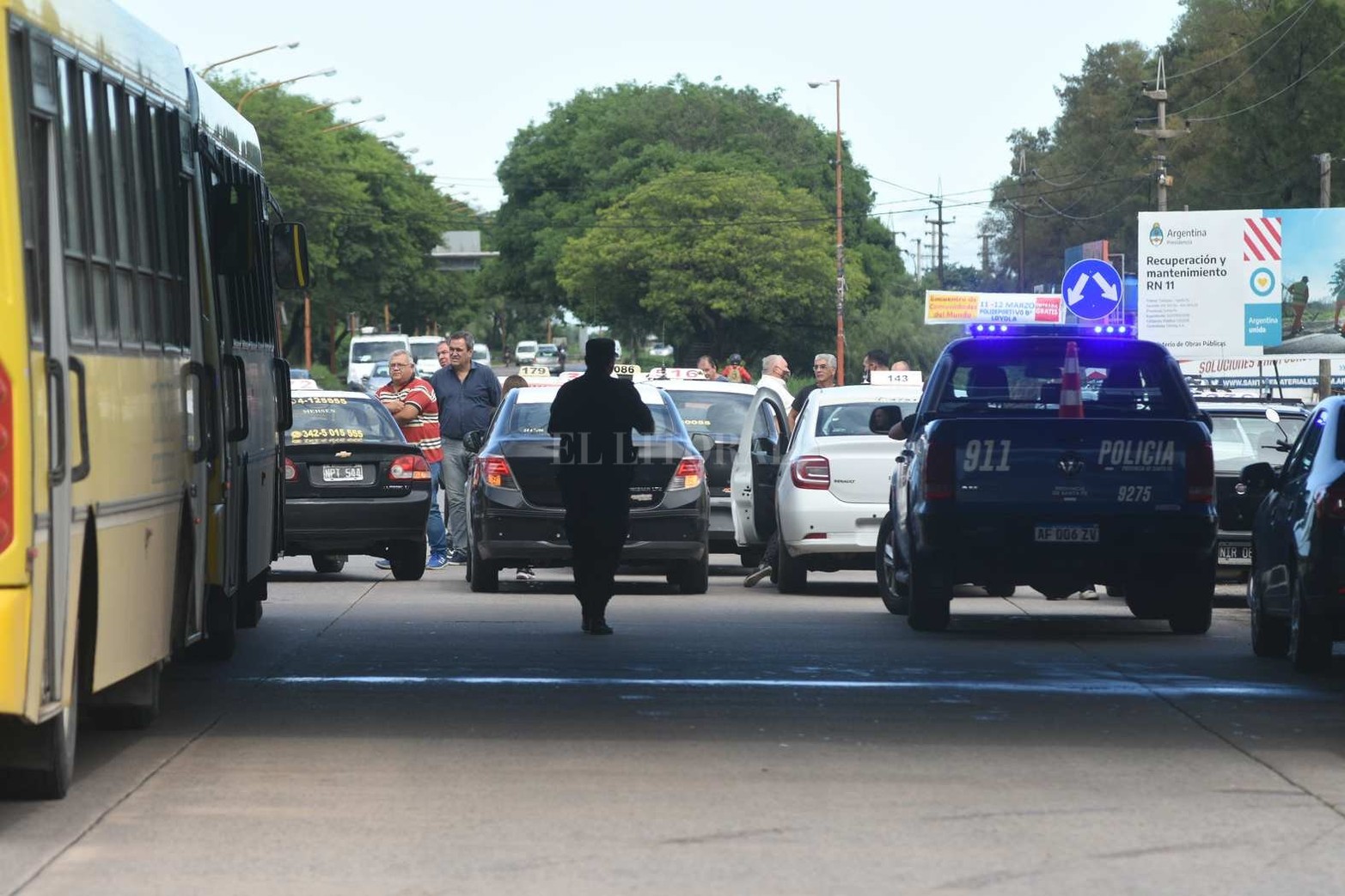 Caos y demoras. Protesta de taxistas santafesinos tras el ataque a un compañero
Los trabajadores se concentran en el rulo de Cilsa. Cortan el tránsito a Santo Tomé. Reclaman una respuesta a las autoridades.