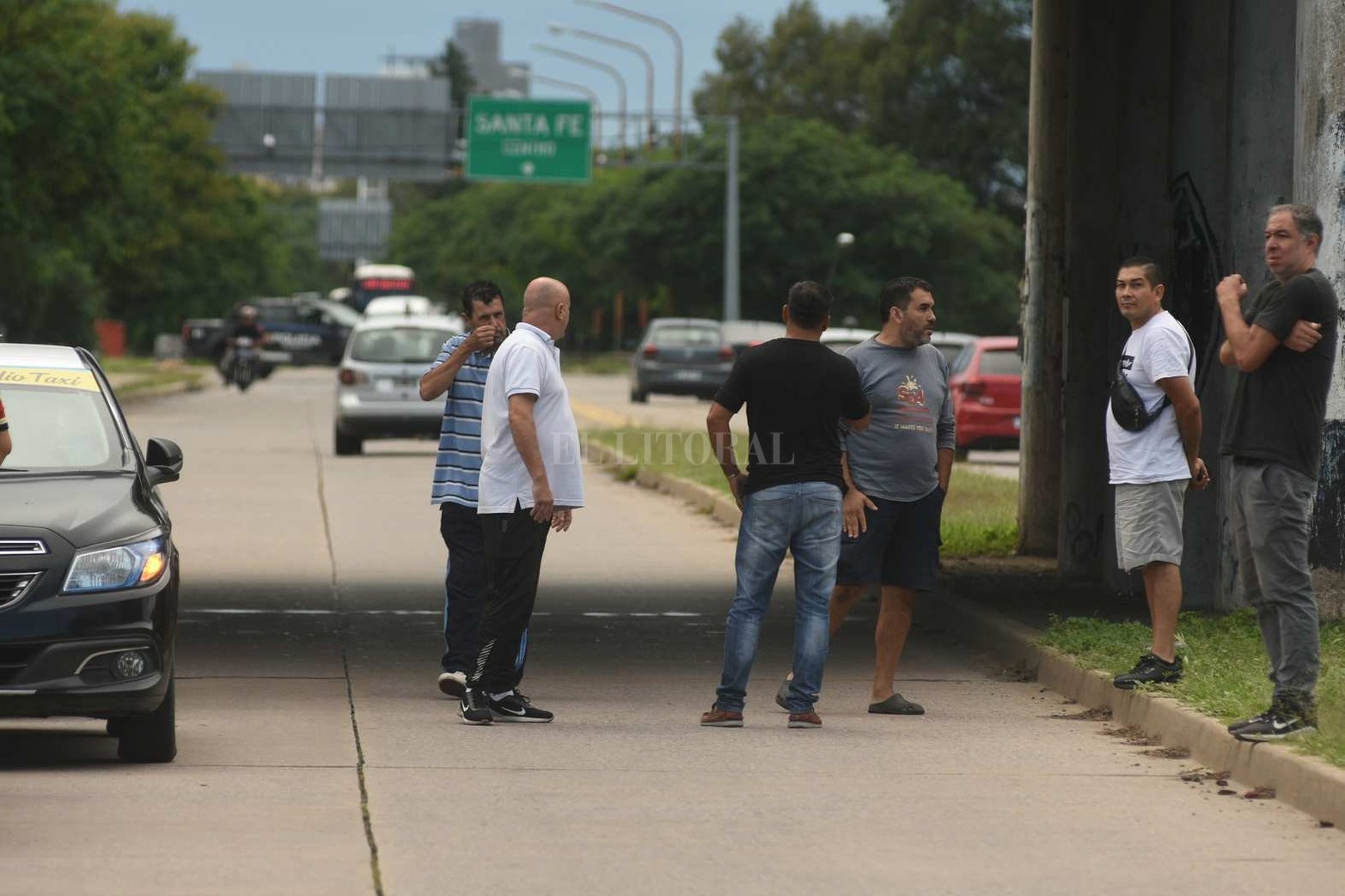 Caos y demoras. Protesta de taxistas santafesinos tras el ataque a un compañero
Los trabajadores se concentran en el rulo de Cilsa. Cortan el tránsito a Santo Tomé. Reclaman una respuesta a las autoridades.